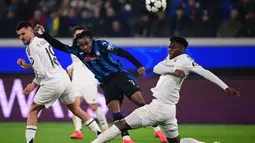 Laga antara Atalanta melawan Real Madrid berlangsung sengit. Kedua tim berambisi meraih poin penuh. (Marco BERTORELLO/AFP)