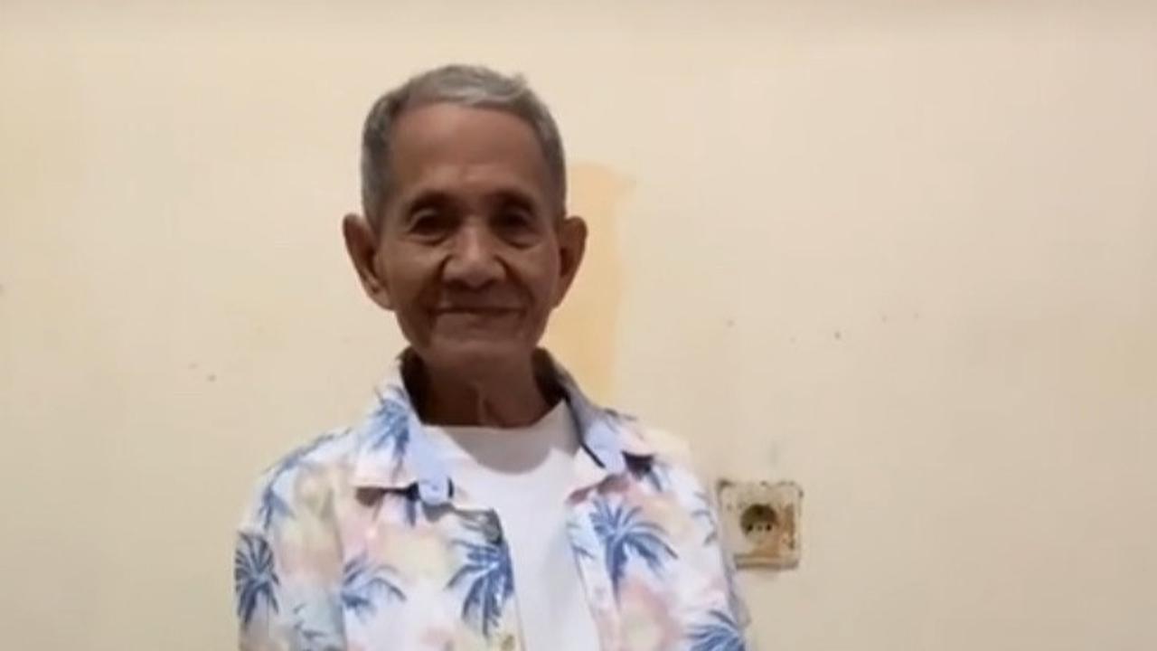 Outfit pergi ke pantai dengan menggunakan celana pendek dan baju kemeja juga pernah dibagikannya kepada publik. Aksi uniknya inilah yang membuat lansia ini diberi julukan Kakek Skena.
