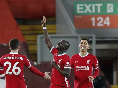 Penyerang Liverpool, Sadio Mane (tengah) berselebrasi usai mencetak gol ke gawang  West Bromwich Albion pada pertandingan lanjutan Liga Inggris di stadion Anfield di Liverpool, Inggris, Senin (28/12/2020). Liverpool bermain imbang atas West Bromwich Albion 1-1. (Clive Brunskill/Pool via AP)