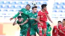<p>Pemain Timnas Indonesia U-20, Dzaky Asraf (kanan) berusaha menghalau bola dari ancaman tiga pemain Irak U-20 pada laga matchday pertama Grup A Piala Asia U-20 2023 di Lokomotiv Stadium, Tashkent, Uzbekistan, Rabu (1/3/2023). (the-afc.com)</p>
