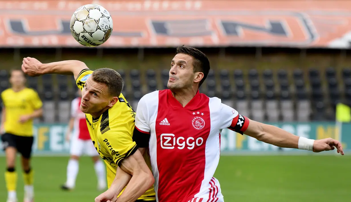 Striker Ajax Amsterdam, Dusan Tadic, berebut bola dengan pemain VVV-Venlo, Tobias Pachonik, pada laga Eredivisie di Stadion De Koel, Minggu (25/10/2020). Ajax Amsterdam menang dengan skor 13-0. (AFP/Olaf Kraak)