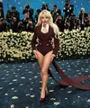 Sabrina Carpenter mengenakan Louis Vuitton karya Direktur Kreatif Pria Pharrell Williams ke Met Gala 2025. Siluet yang dibuat khusus terdiri dari jas berekor yang memanjang yang dibuat dari wol jacquard bergaris-garis merah dengan kancing kristal, dan korset yang dibentuk dari kain yang sama. Dipakai dengan kerah kemeja putih yang dikanji tinggi. Ia tampil dengan inner jumpsuit pantsless. [dok. Louis Vuitton]
