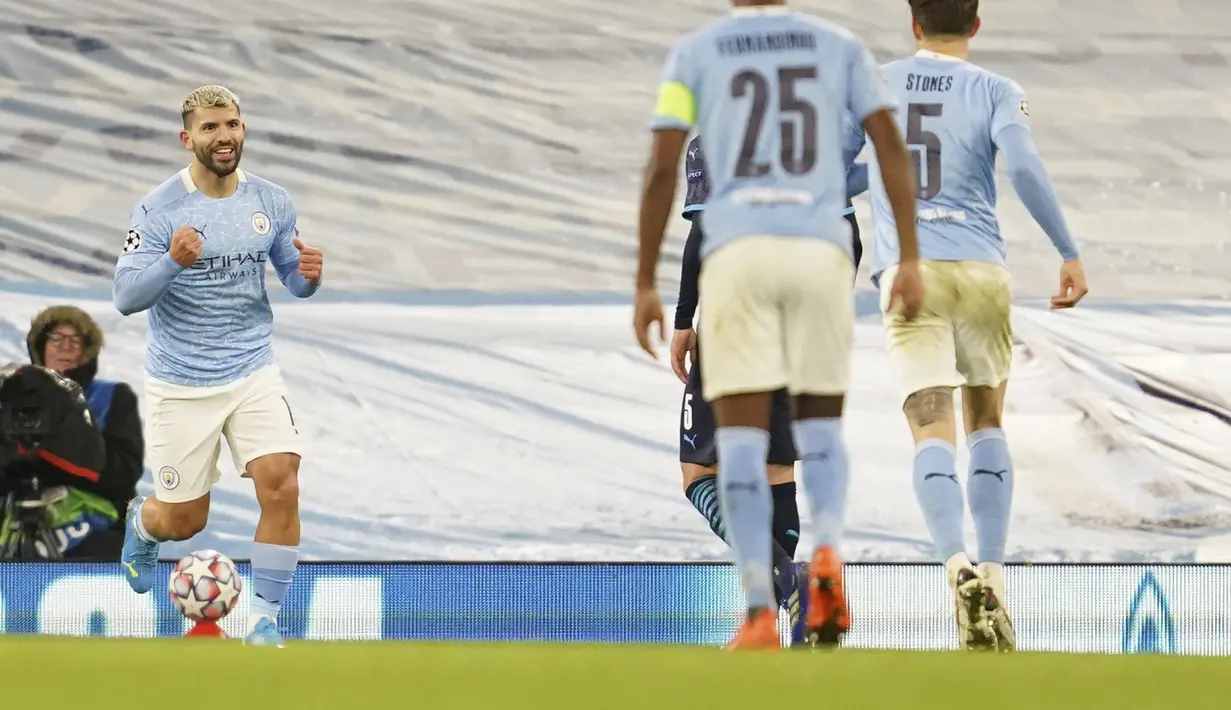 Penyerang Manchester City, Sergio Aguero (kiri) berselebrasi usai mencetak gol ke gawang Marseille pada pertandingan lanjutan Grup C Liga Champions di stadion Etihad di Manchester di London, Kamis (10/12/2020). City menang telak 3-0 atas Marseille. (AP Photo/Jon Super)