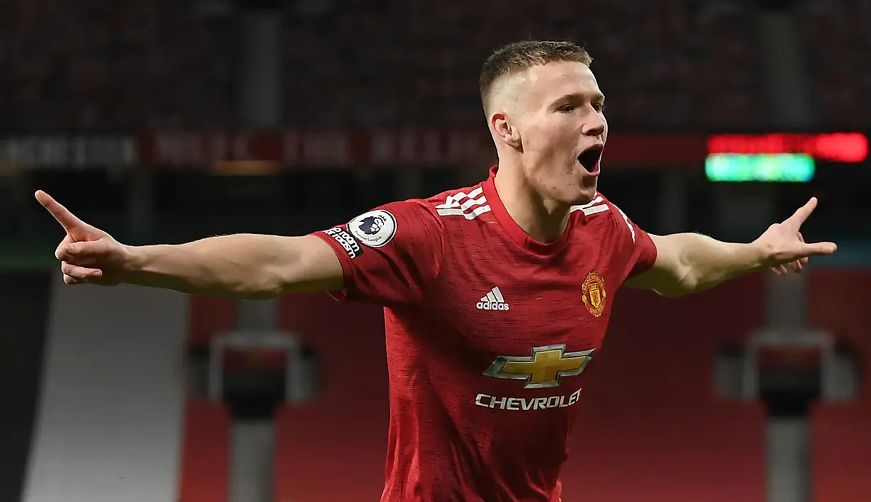Gelandang Manchester United, Scott McTominay, merayakan gol keduanya ke gawang Leeds United dalam laga lanjutan Liga Inggris 2020/21 pekan ke-14 di Old Trafford Stadium, Minggu (20/12/2020). Manchester United menang 6-2 atas Leeds United. (AFP/Michael Regan/Pool)