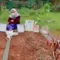 Siska Pengasuh Gala Sky untuk Pertama Kalinya Kunjungi Makam Vanessa Angel dan BIbi Andriansyah. (instagram.com/siska09___)