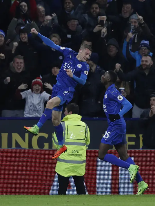 Penyerang Leicester City, Jamie Vardy (kiri) melakukan selebrasi bersama rekannya Wilfred Ndidi usai mencetak gol ke gawang Liverpool di Liga Inggris di stadion King Power, (28/2). Vardy mencetak dua gol di pertandingan ini. (AFP Photo / Adrian Dennis)