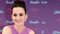 Gaya Katy Perry Tiru Anak Sekolah Jepang
