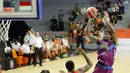 Pemain Amartha Hangtuah Jakarta, Zoran Talley, saat melawan Pelita Jaya Jakarta pada laga lanjutan Indonesia Basketball League (IBL) 2024 di Gor Soemantri Brodjonegoro, Kuningan, Jakarta, Sabtu (18/5/2024). Pelita Jaya memetik kemenangan 93-84. (Bola.com/M Iqbal Ichsan)
