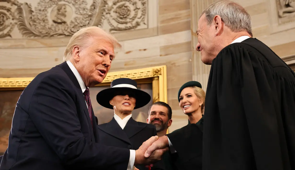 Pengambilan sumpah jabatan Donald Trump sebagai Presiden Amerika Serikat dipimpin oleh Ketua Mahkamah Agung Amerika Serikat, John Roberts. (Chip Somodevilla/POOL/AFP)
