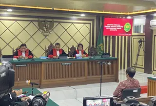 Majelis Hakim Pengadilan Tinggi (PT) Jakarta mengungkap sejumlah pertimbangan yang meringankan dan memberatkan dalam putusan banding mantan Menteri Pendidikan, Kebudayaan, Riset, dan Teknologi (Mendikbudristek) Nadiem Makarim terkait kasus korupsi pengadaan laptop Chromebook. (Liputan6.com/Devira Prastiwi)