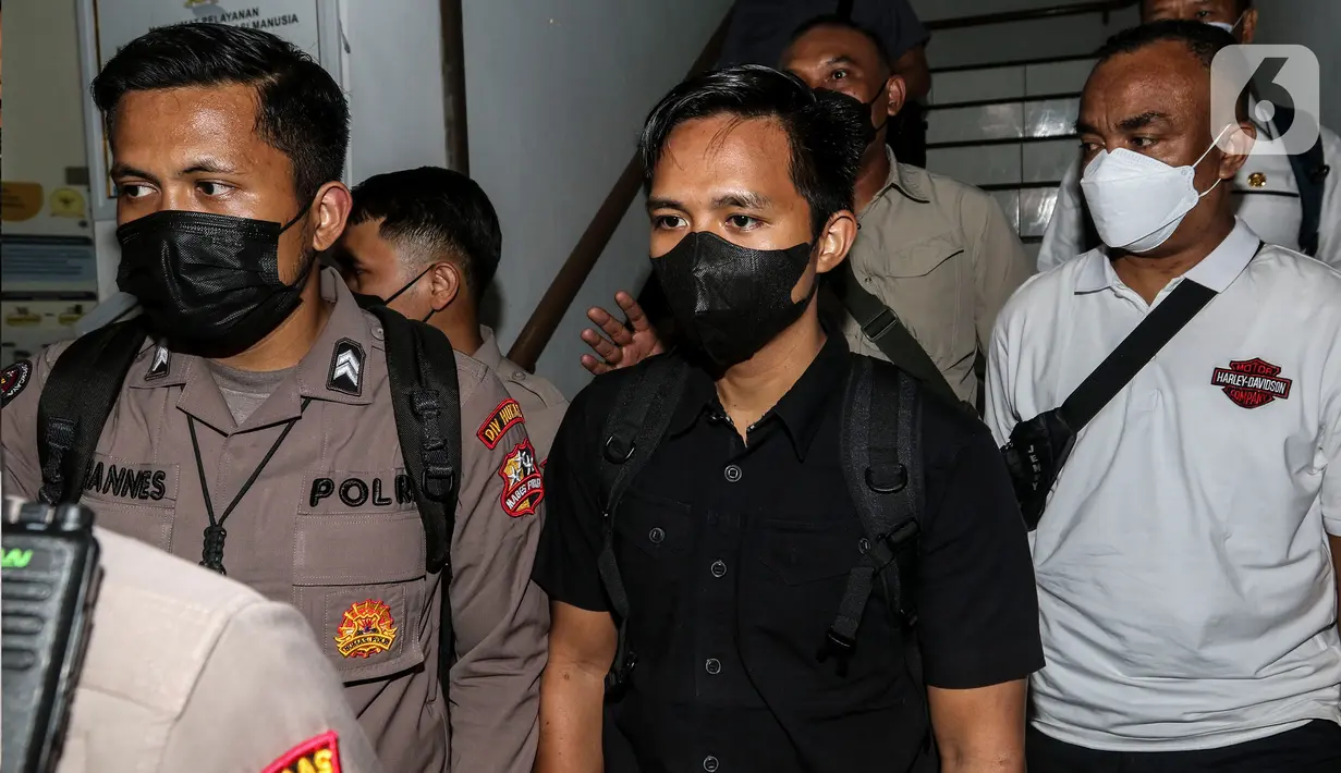 Ajudan Irjen Pol Ferdy Sambo, Bhayangkara Dua Richard Eliezer Pudihang Lumiu atau Bharada E (baju hitam) berjalan keluar usai pemeriksaan di Kantor Komnas HAM, Jakarta, Selasa (26/7/2022). Bharada E keluar dengan pengawalan dan tanpa mengucapkan apapun. (Liputan6.com/Johan Tallo)