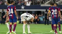 Reaksi kecewa striker Real Madrid, Joselu (tengah) setelah gagal memanfaatkan peluang di depan gawang Barcelona pada laga pramusim Soccer Champions Tour 2023 di AT&T Stadium, Arlington, Texas, Minggu (30/7/2023) dini hari WIB. (AP Photo/Jeffrey McWhorter)