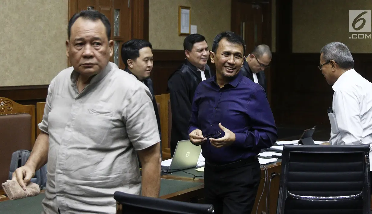Mantan Gubernur Sumut Gatot Pujo Nugroho usai menjalani sidang lanjutan kasus suap DPRD Sumut dengan terdakwa Rijal Sirait, Fadly Nurzal, Rooslynda Marpaung dan Rinawati Sianturi di Pengadilan Tipikor, Jakarta, Rabu (5/12). (Liputan6.com/Herman Zakharia)