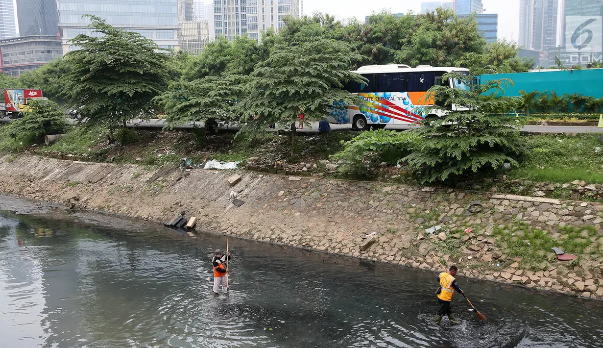 Petugas membersihkan sampah yang mengotori Kali Cideng, Jakarta, Minggu (23/7). Kurangnya kesadaran warga akan kebersihan membuat kali di Ibu Kota banyak dipenuhi sampah, terutama limbah rumah tangga. (Liputan6.com/Immanuel Antonius)