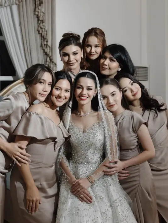 Susan Sameh belum lama ini menikah, para bridesmaid pun tampil dengan gaun warna coklat yang memiliki model berbeda-beda. [@susansameeh]