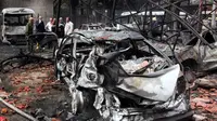 Mobil-mobil yang terbakar terlihat di lokasi yang dikatakan pihak berwenang Suriah sebagai bom mobil bunuh diri di Damaskus pada hari Senin. Sedikitnya 15 orang dilaporkan tewas dan 53 luka-luka dalam ledakan itu. Pemerintah menyalahkan 'teroris,' dan pemberontak Suriah menyalahkan pemerintah. (EPA)