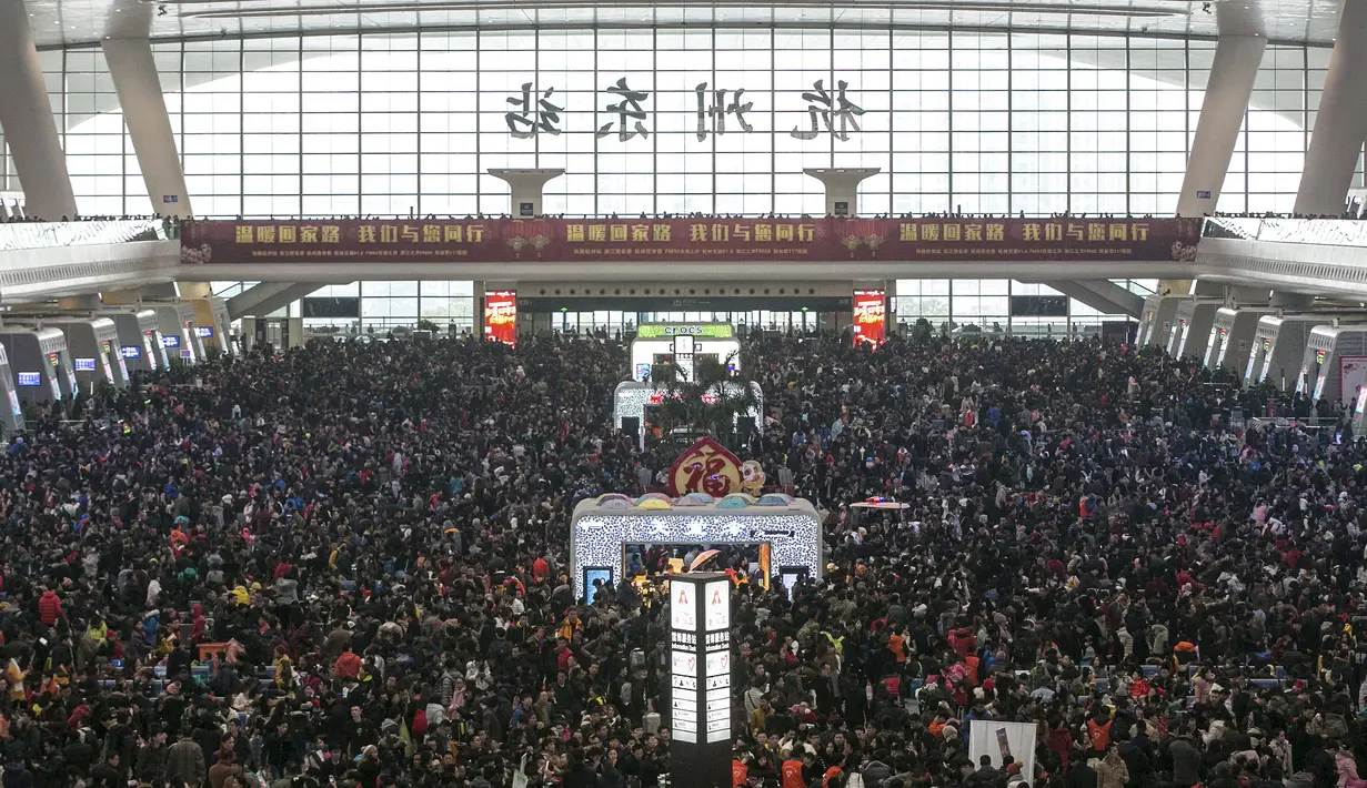 Penumpang berjejal di ruang tunggu di dalam stasiun kereta api setelah perjalanan mereka tertunda akibat salju tebal yang menyelimuti provinsi Zhejiang, Senin (1/2). Warga China sedang mempersiapkan untuk menyambut Tahun Baru Imlek. (REUTERS/Stringer)