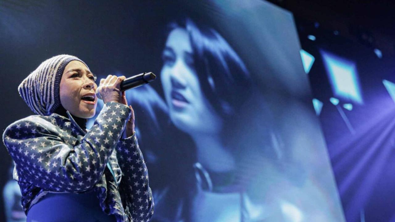 Musisi Melly Goeslaw resmi merilis lagu duet bersama mendiang Nike Ardilla di Jakarta, Jumat (8/12/2023).&nbsp;Lagu tersebut berjudul "Bertemu Kembali".