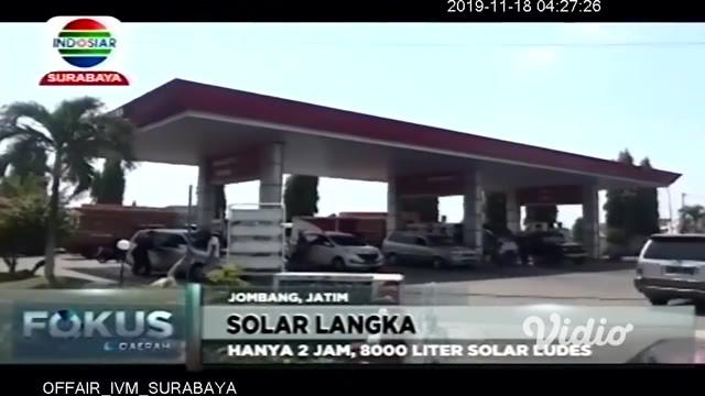 Kelangkaan solar terjadi di beberapa SPBU di Jombang, Jawa Timur. Akibatnya, sejumlah kendaraan yang akan mengisi solar, antri hingga sepanjang 1 kilometer. Kelangkaan yang terjadi sejak dua hari lalu, berdampak pada penjualan solar di beberapa SPBU.