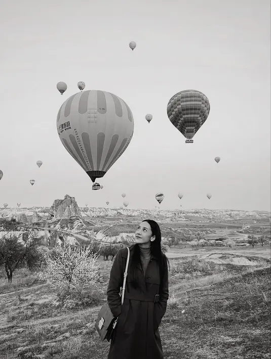 Foto hitam-putih terbaru, Anya berpose dengan latar yang lebih menarik, yaitu balon-balon udara yang baru terbang. Di bagian caption, Anya Geraldine menuliskan, 'So whose dream is it?' Foto: Instagram.