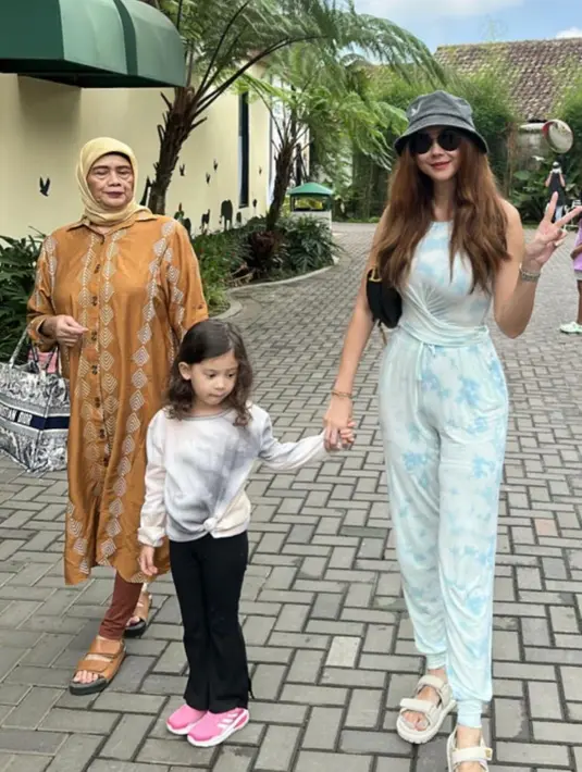 "Nggak begitu trauma (cerai) dan aku selalu membuka hati," ungkap Aura Kasih di temui di kawasan Kebayoran Baru seperti dilansir dari Kapanlagi. [Instagram/aurakasih]