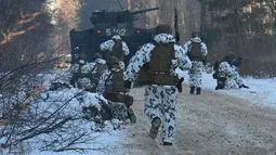 Prajurit ikut serta dalam latihan taktis dan khusus bersama Kementerian Dalam Negeri Ukraina, Garda Nasional Ukraina, dan Kementerian Darurat di kota hantu Pripyat, dekat Pembangkit Listrik Tenaga Nuklir Chernobyl pada 4 Februari 2022. (Sergei Supinsky /AFP)