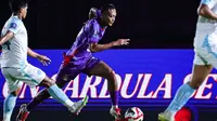 Sebagai pemain muda bertalenta yang pernah membela Timnas Indonesia di SEA Games Thailand 2025, Rifki Ray menunjukkan kematangan dalam membaca permainan. (Bola.com/Gatot Sumitro)
