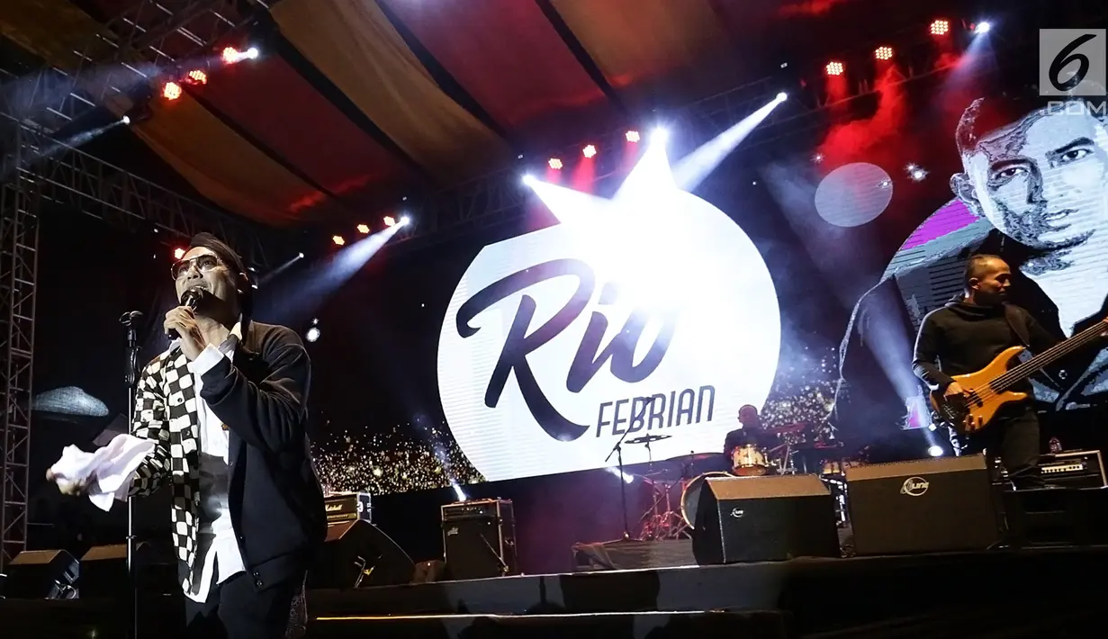 Rio Febrian saat tampil dalam acara Balkonjazz Festival 2019, di Balkondes Tuksono, Borobudur, Magelang, Jawa Tengah, Sabtu (14/9/2019). Rio sukses bikin baper dan menghipnotis ribuan penonton dengan melantunkan sekitar 10 lagu hitsnya. (Fimela.com/Bambang Ekaros Purnama)