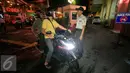 Petugas memberitahu kepada warga yang hendak parkir di kawasan pendestrian Malioboro, Senin (4/4). Penjagaan dilakukan untuk mengantisipasi kendaraan yang parkir di kawasan pendestrian yang telah ditutup sejak hari ini. (Liputan6.com/Boy Harjanto)