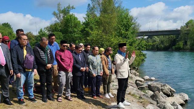 Potret Ridwan Kamil Sholat Ghaib Dipinggir Sungai Aare Sebelum Pulang ke Indonesia