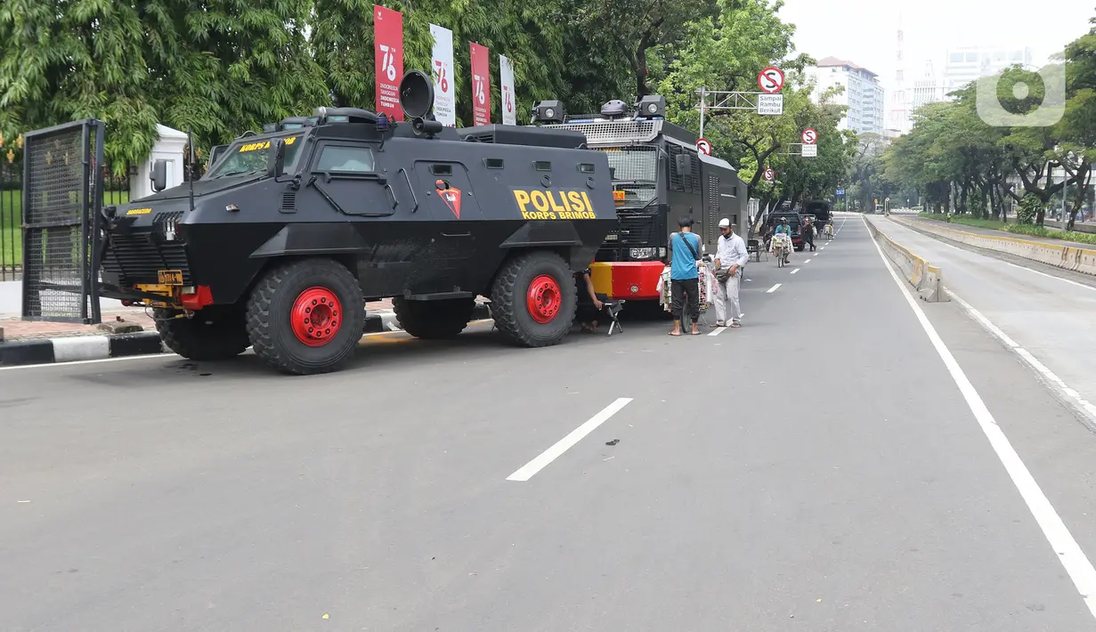 Kendaraan taktis disiagakan di kawasan Harmoni, Jakarta, Sabtu (24/7/2021). Kepolisian menyiapkan kawat berduri di kawasan Harmoni untuk mengantisipasi adanya aksi demonstrasi dengan tuntutan menolak perpanjangan pemberlakuan pembatasan kegiatan masyarakat (PPKM). (Liputan6.com/Herman Zakharia)