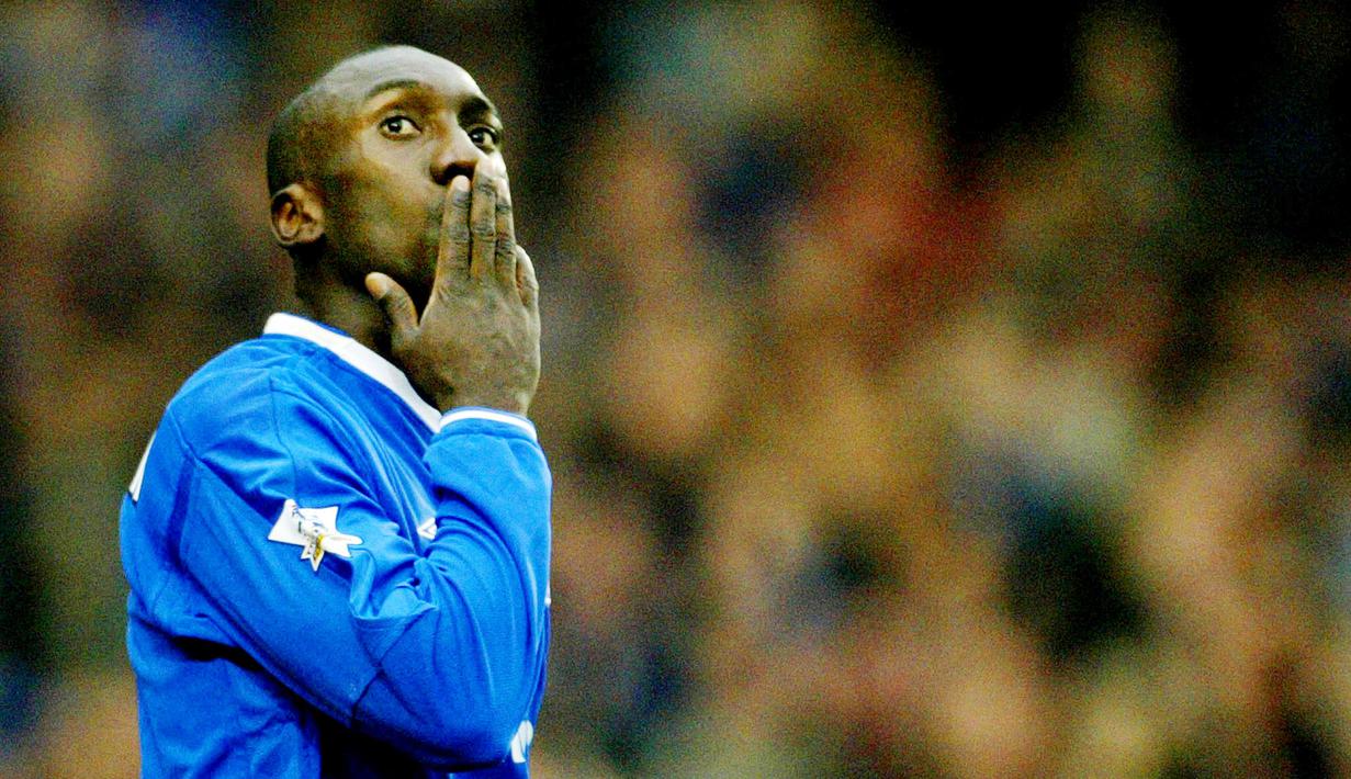 Pemain Chelsea, Jimmy Hasselbaink, saat melawan  Wolverhampton pada laga Liga Inggris di Stadion Stamford Bridge (27/3/2004). Chelsea telah menyetujui kepindahan Jimmy Floyd Hasselbaink ke Barcelona pada 2002. Namun tidak berselang lama, Barcelona memecat pelatih Van Gaal setelah kalah dari 2-0 dari Celta Vigo. Sehingga transfer itu gagal terwujud. (AFP/Jim Watson)