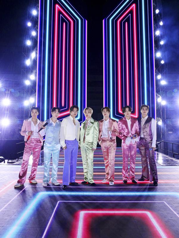 Band Korea Selatan BTS tampil dalam American Music Awards 2020 di Microsoft Theater, Los Angeles, Amerika Serikat, 22 November 2020. BTS memperoleh nominasi dari dua kategori, yaitu Duo atau Group Favorit Pop/Rock dan Artist Sosial Favorit. (American Broadcasting Companies, Inc./ABC/AFP)