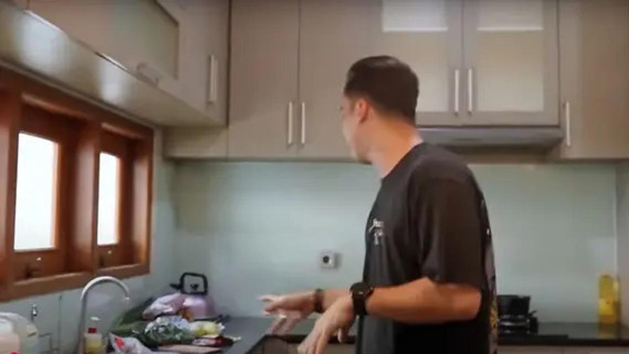 Potret Dapur Rendy Kjaernett yang Punya Model Simple tapi Lengkap