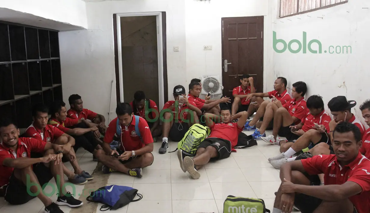 Pemain Madura United FC bersiap sebelum beruji coba melawan Persiba Balikpapan di Stadion Ahmad Yani, Sumenep, Sabtu (20/2/2016). (Bola.com/Vitalis Yogi Trisna)