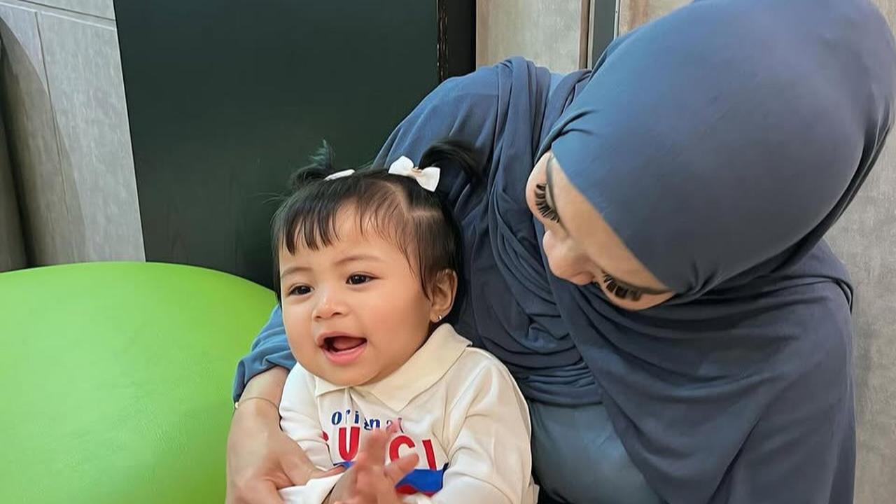 Penyayang Cucu, 4 Potret Rieta Amilia Saat Momong hingga Suapi Baby Lily yang Sangat Menggemaskan