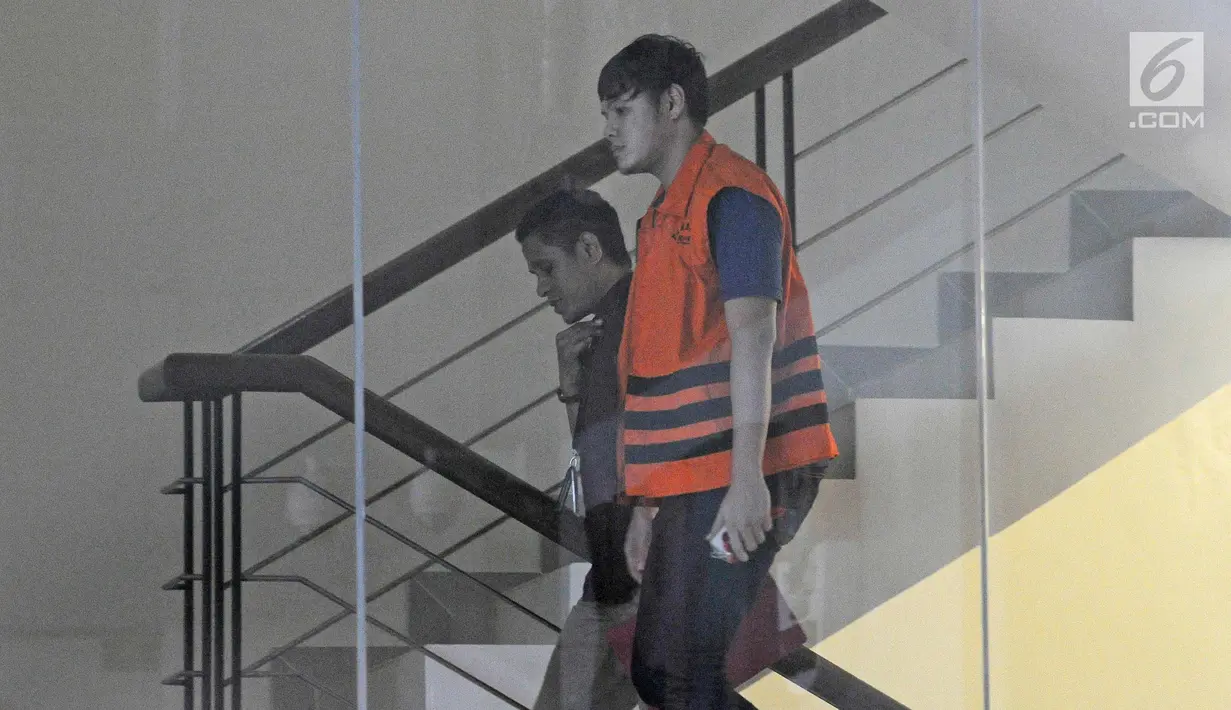 Tersangka Direktur PT Hidro Tekno Indonesia, Hendarwan Maruszama saat berada di dalam gedung KPK, Jakarta, Kamis (8/2). Hendarwan diperiksa sebagai tersangka dalam kasus dalam APBD Pemerintah Kota Malang. (Liputan6.com/Herman Zakharia)