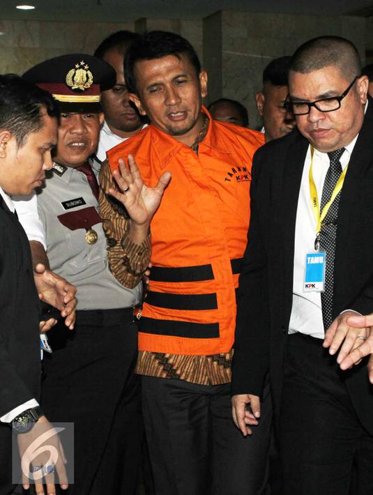 Gubernur Sumatera Utara, Gatot Pujo Nugroho (rompi oranye) melambaikan tangan usai menjalani pemeriksaan di KPK, Jakarta, Senin (3/8/2015). Gatot dan istrinya ditahan terkait kasus suap terhadap hakim PTUN Medan. (Liputan6.com/Helmi Afandi)
