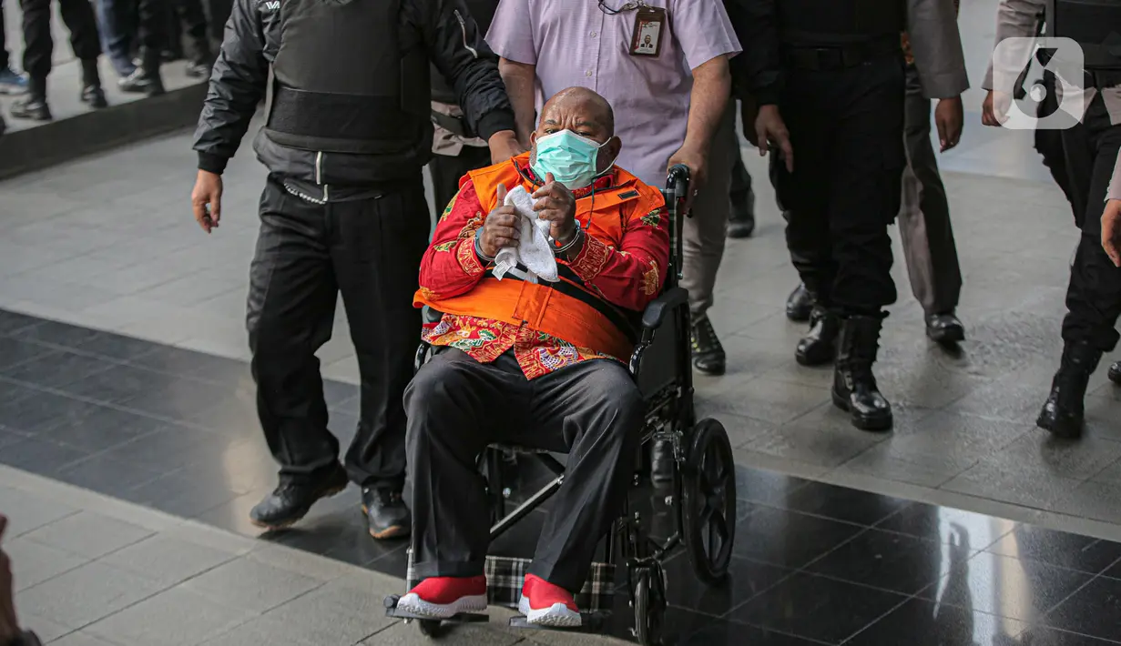 Gubernur Papua Lukas Enembe dibawa dari RSPAD Gatot Subroto ke Gedung Merah Putih KPK, Jakarta, Kamis (12/1/2023). Berdasarkan pemeriksaan tim medis tersangka kasus dugaan korupsi pembangunan infrastruktur di Provinsi Papua itu telah dinyatakan fit to stand trial sehingga dapat menjalani pemeriksaan untuk melengkapi berkas perkaranya. (Liputan6.com/Faizal Fanani)
