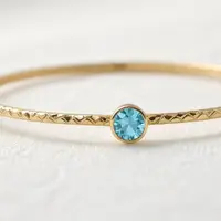 Model Gelang Bangle Tipis dengan Batu Permata di Tengah Tren Terbaru 2025 (Image by Meta AI)