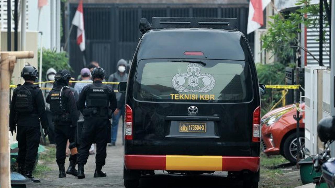 Ditangkap di Jakbar, 2 Terduga Teroris Pendukung ISIS Sudah Rencanakan Aksi, Airsoft Gun & Bahan Peledak Disita