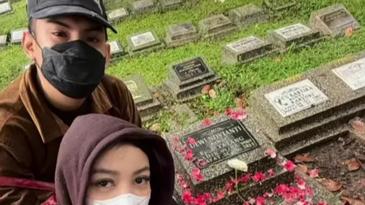 7 Potret Regina Phoenix Ajak Pacar Ziarah, Sebut Okin Jadi Orang Asing Pertama yang Datang ke Makam Sang Ibu