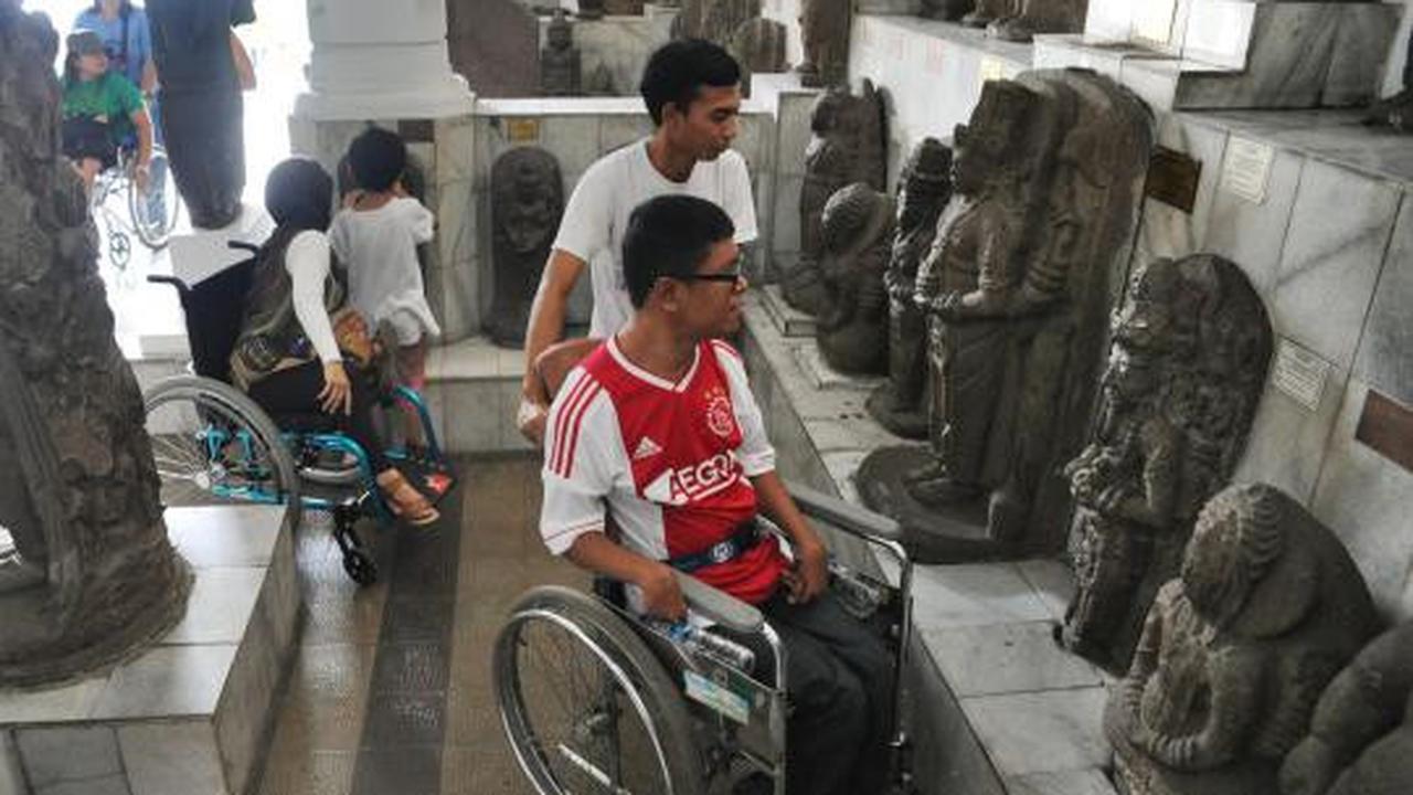 Anak-anak penyandang difabel kunjungi Museum Nasional