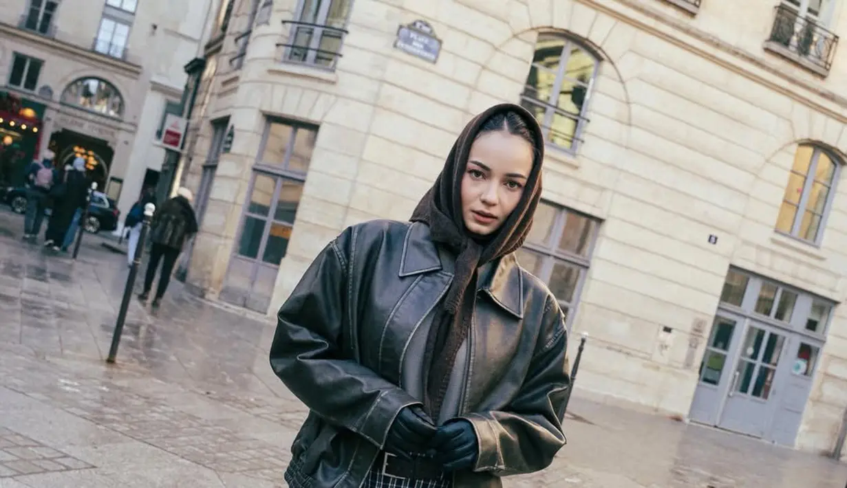 Enzy Storia bergaya Parisian Chic yang stylish saat kenakan rok panjang bermotif tartan [@enzystoria]