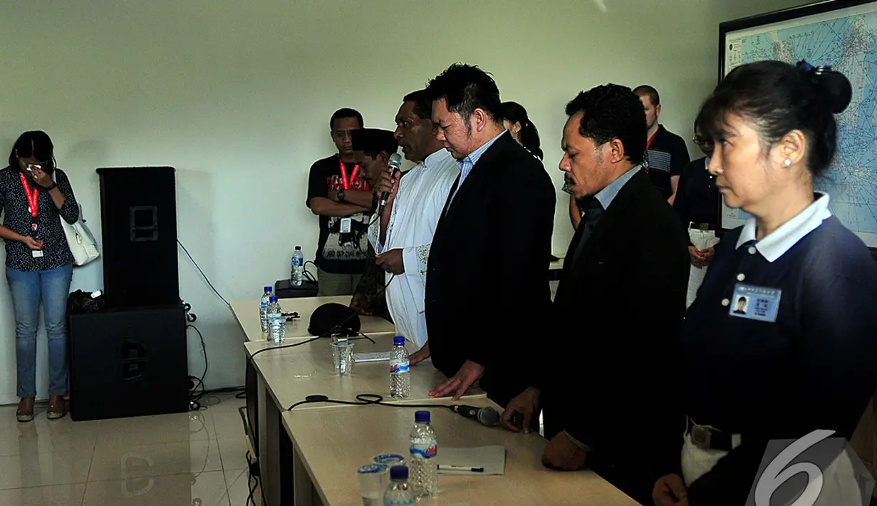 Sejumlah keluarga penumpang AirAsia QZ8501 melakukan doa bersama  sambil menunggu kabar dari tim SAR di Posko Crisis Center, Bandara Juanda, Surabaya, Senin (29/12/2014).(Liputan6.com/Johan Tallo)
