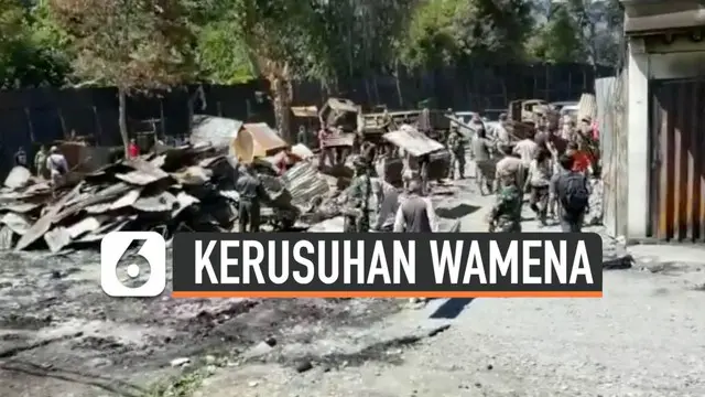 Situasi di Wamena, Papua, semakin membaik usai kerusuhan yang sempat terjadi di sana. Warga dan aparat keamanan mulai membersihkan puing bangunan sisa kerusuhan.