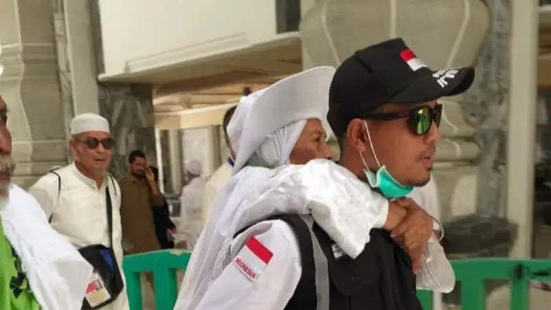 Petugas gendong calon haji Indonesia