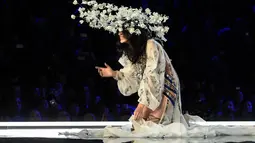 Model Tiongkok, Ming Xi jatuh tersungkur di atas catwalk Victoria’s Secret Fashion Show 2017 saat memperagakan koleksi lingerie di Shanghai, Senin (20/11). Setelah jatuh di atas catwalk, tampak wajah putih Ming menahan malu. (FRED DUFOUR/AFP)