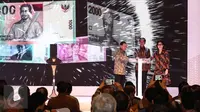 Presiden Jokowi (tengah) didampingi Menkeu Sri Mulyani dan Gubernur BI Agus Martowardojo menekan tombol sebagai tanda diresmikannya peluncuran uang Rupiah dengan desain terbaru tahun emisi 2016 di Jakarta, Senin (19/12). (Liputan6.com/Faizal Fanani)