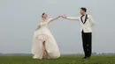 Aktris 30 tahun itu tampil anggun dalam balutan gaun pengantin klasik yang bertekstur dari Sip couture [@deaaannisa]